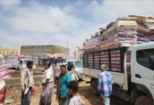 الخلية الإنسانية تباشر تقديم المساعدات الإغاثية لمنكوبي السيول في المخا وموزع