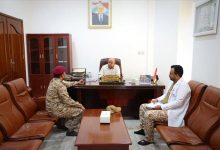 الخنبشي يناقش سبل تطوير مستشفى 24 إبريل العسكري واوضاع صندوق النظافة بوادي وصحراء حضرموت