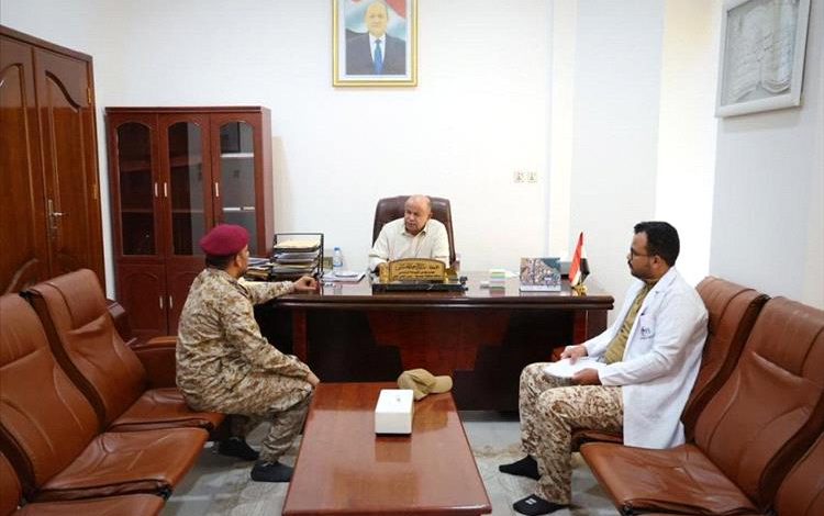 الخنبشي يناقش سبل تطوير مستشفى 24 إبريل العسكري واوضاع صندوق النظافة بوادي وصحراء حضرموت