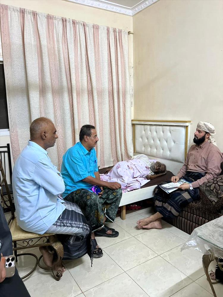 الرباش يزور صحفياً مريضاً في أبين.. قرار عاجل يكشف جانباً إنسانياً لافتاً