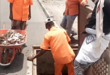 السلطة المحلية بمديرية المنصورة تستنفر جهودها عقب الأمطار الغزيرة التي شهدته العاصمة عدن