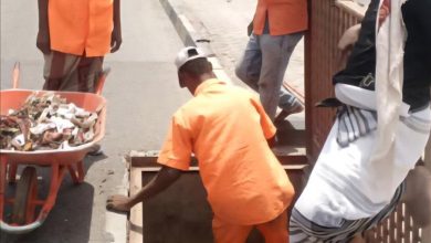 السلطة المحلية بمديرية المنصورة تستنفر جهودها عقب الأمطار الغزيرة التي شهدته العاصمة عدن