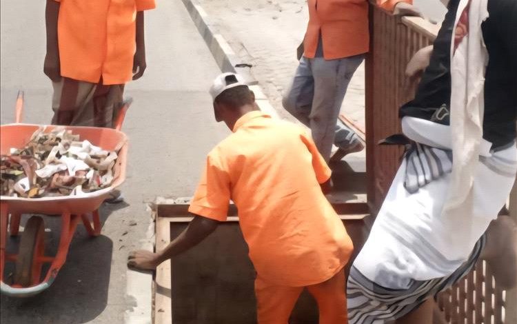 السلطة المحلية بمديرية المنصورة تستنفر جهودها عقب الأمطار الغزيرة التي شهدته العاصمة عدن