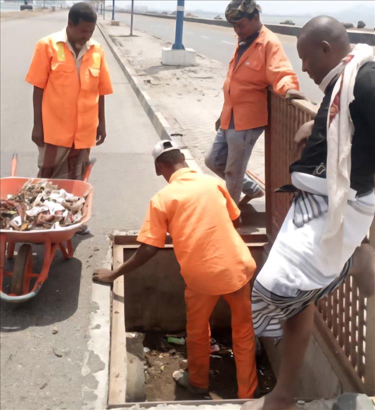 السلطة المحلية بمديرية المنصورة تستنفر جهودها عقب الأمطار الغزيرة التي شهدته العاصمة عدن