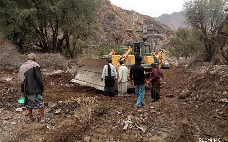 السيول تعزل مناطق في يافع سرار.. وتحرك رسمي عاجل لإعادة فتح الطريق
