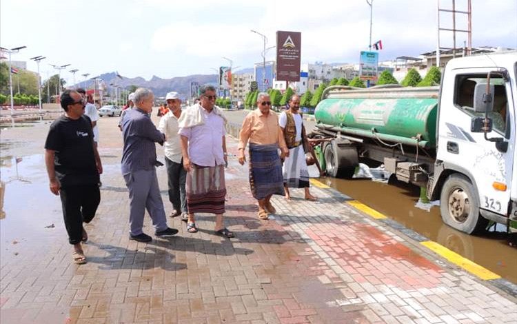 الشاذلي يتفقد أعمال معالجة تبعات المنخفض الجوي في خورمكسر والمعلا بعدن