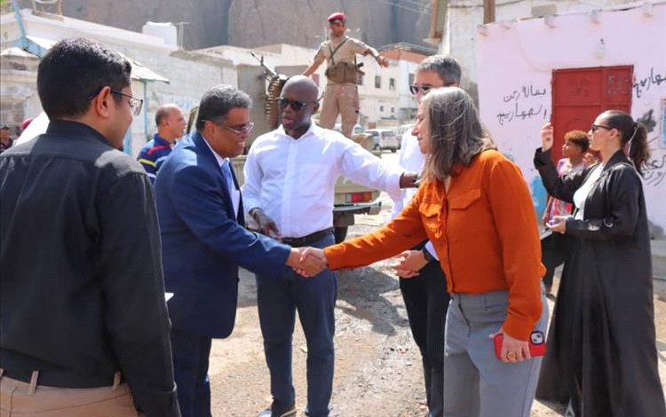 الشاذلي يستقبل وفد البنك الدولي ويطّلعهم على أبرز المعالم السياحية والتاريخية في عدن