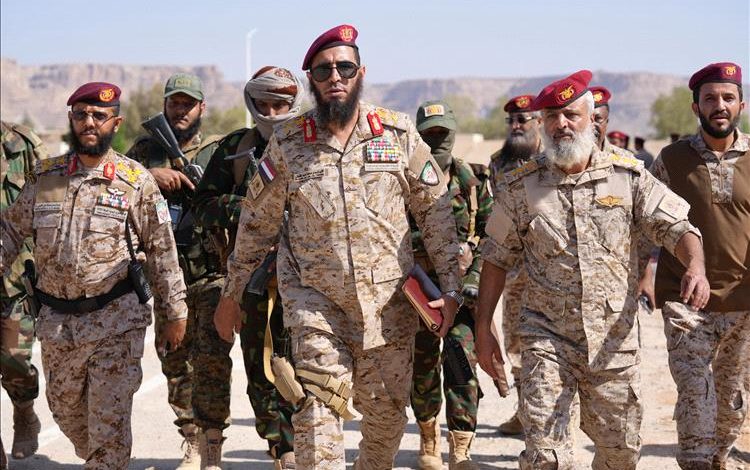 اللواء طامش يشيد بجهود معالي وزير الدفاع ويدعو للتعاون معه لتصحيح ملف الجيش