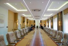 المحافظ ابن الوزير يشيد بمستوى الاعمال في مشروع اعادة تأهيل قاعة الاجتماعات بديوان المحافظة.