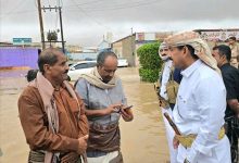 المحافظ بن الوزير يقوم بجولة ميدانية في عتق ويوجه برفع الجاهزية لمواجهة تداعيات الحالة الجوية