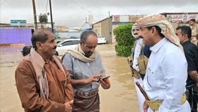 المحافظ بن الوزير يقوم بجولة ميدانية في عتق ويوجه برفع الجاهزية لمواجهة تداعيات الحالة الجوية