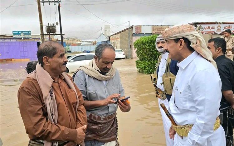 المحافظ بن الوزير يقوم بجولة ميدانية في عتق ويوجه برفع الجاهزية لمواجهة تداعيات الحالة الجوية