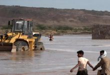 المقاومة الوطنية تتحرك لإزالة آثار السيول وفتح الطرق في المخا وموزع