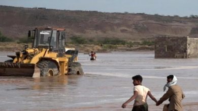 المقاومة الوطنية تتحرك لإزالة آثار السيول وفتح الطرق في المخا وموزع