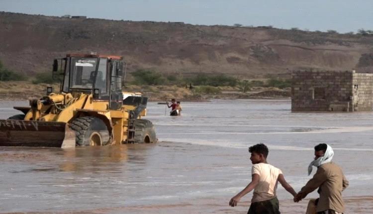 المقاومة الوطنية تتحرك لإزالة آثار السيول وفتح الطرق في المخا وموزع