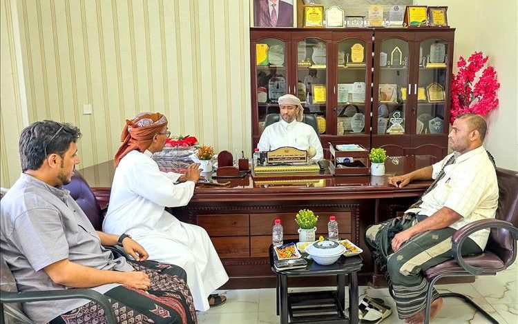 الوكيل الأول بالمهرة يطلع على استعدادات الطرق لمواجهة سيول المنخفض الجوي