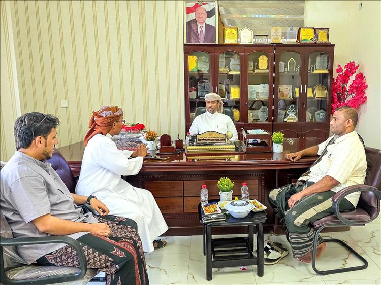 الوكيل الأول بالمهرة يطلع على استعدادات الطرق لمواجهة سيول المنخفض الجوي