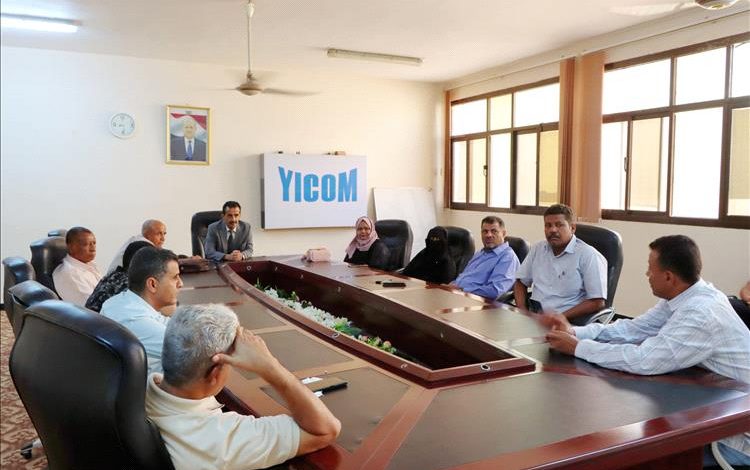 الوكيل المساعد لوزارة النفط يتفقد الانضباط الوظيفي في شركتي "مصافي عدن" و"الاستثمارات النفطية"