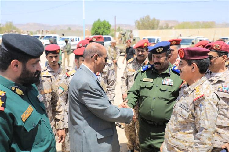 الوكيل بارباع يستقبل وزير الدفاع ويترأس اجتماعًا أمنيًا وعسكريًا موسعًا بوادي وصحراء حضرموت