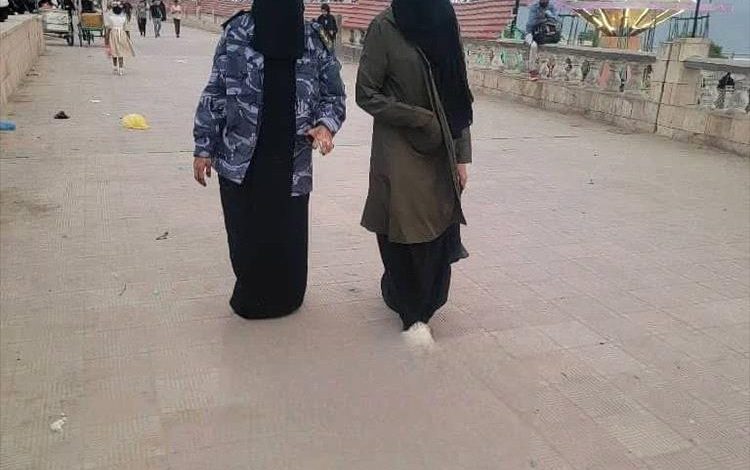 انتشار واسع للشرطة النسائية في المكلا لتأمين المنتزهات وأماكن تجمع العائلات خلال أيام عيد الفطر