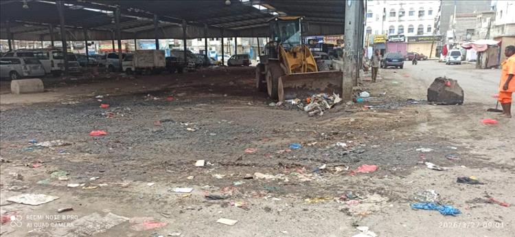 بتوجيهات الشاذلي.. صندوق النظافة يدشّن حملة شاملة لرفع مخلفات الأمطار بعدن