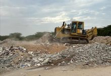 بتوجيهات المحافظ.. بدء إزالة مخلفات السيول من مخارج الجسور بالمهرة