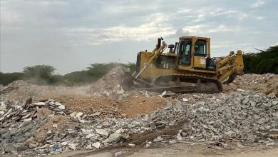 بتوجيهات المحافظ.. بدء إزالة مخلفات السيول من مخارج الجسور بالمهرة