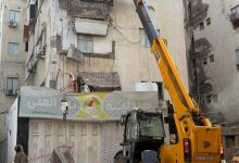 تحرك عاجل بعد الانهيار.. بدء إزالة الكتل الخطرة من عمارة مأرب في المعلا