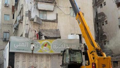 تحرك عاجل بعد الانهيار.. بدء إزالة الكتل الخطرة من عمارة مأرب في المعلا