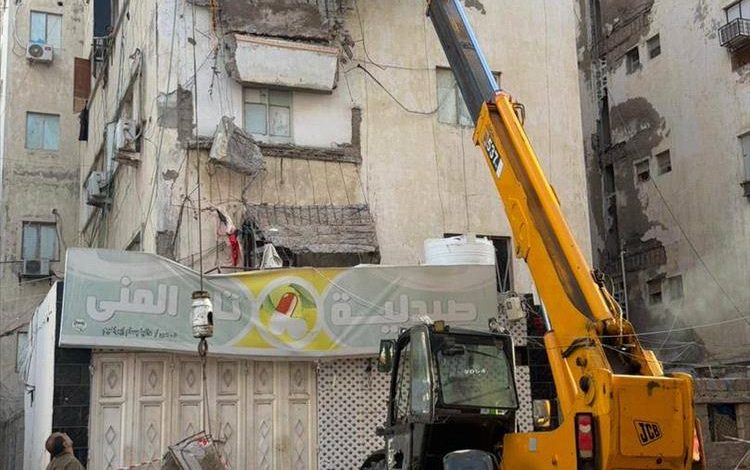 تحرك عاجل بعد الانهيار.. بدء إزالة الكتل الخطرة من عمارة مأرب في المعلا