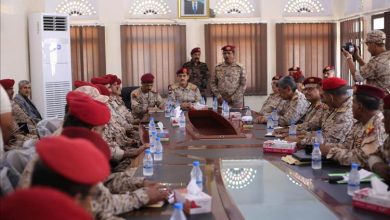 تحركات عسكرية لافتة في المكلا.. ماذا دار في اجتماع وزير الدفاع بقيادة المنطقة الثانية؟