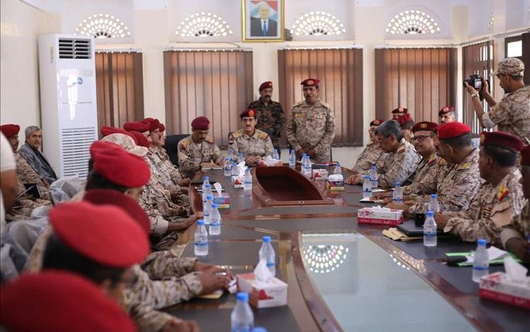 تحركات عسكرية لافتة في المكلا.. ماذا دار في اجتماع وزير الدفاع بقيادة المنطقة الثانية؟