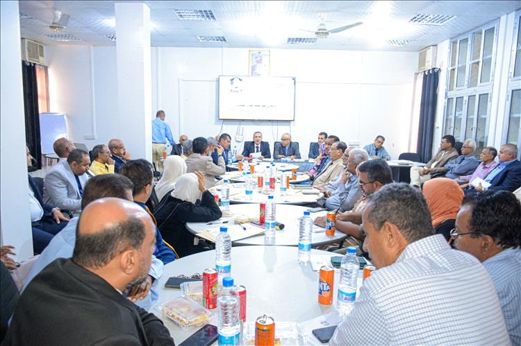 تقديرًا لمسيرته الأكاديمية.. مجلس جامعة عدن يكرم وزير التربية والتعليم