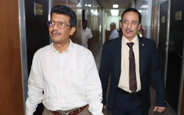 جولة تفقدية لقيادة شركة النفط بعدن لمتابعة سير العمل وتهنئة الموظفين