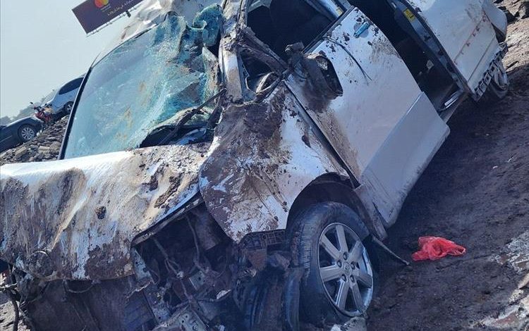 حادث مروري على خط الجسر بعدن.. انقلاب باص وإصابة السائق بإصابات خفيفة