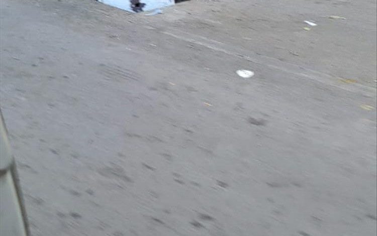 حفرة مفتوحة تهدد المارة في المنصورة.. مواطنون يتدخلون لإنقاذ الوضع