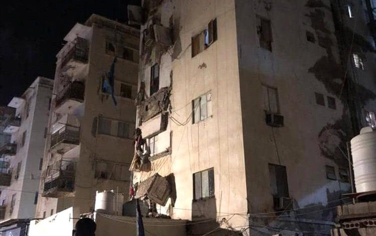 خطر كان متوقعًا.. انهيار بلكونات عمارة “مأرب” يكشف واقع المباني القديمة في المعلا