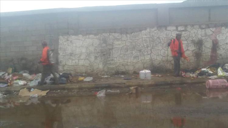 رش رذاذي في خور مكسر للحد من انتشار الأوبئة بعد الأمطار