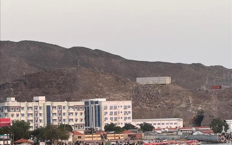 ساحل جولد مور بعدن يشهد زحامًا لافتًا في رابع أيام العيد وسط إشادة بالتنظيم الأمني