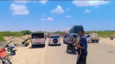 سيول أحور تعطل الطريق.. وأهل أبين يفتحون بيوتهم وقلوبهم للمسافرين