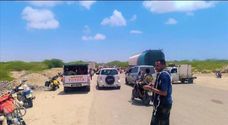 سيول أحور تعطل الطريق.. وأهل أبين يفتحون بيوتهم وقلوبهم للمسافرين