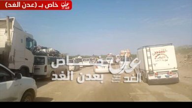 سيول تجتاح وادي أحور وتقطع الخط العام وتوقف حركة مرور المركبات