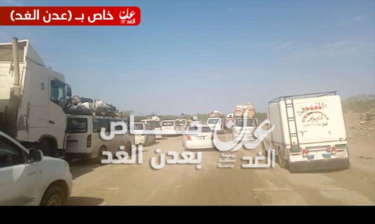 سيول تجتاح وادي أحور وتقطع الخط العام وتوقف حركة مرور المركبات