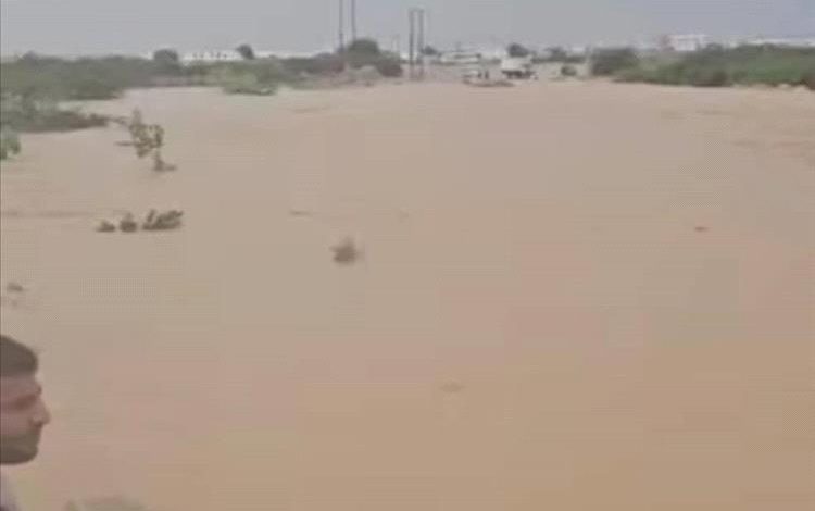 سيول جارفة تقطع خط حضرموت – المهرة في الشحر وتوقف حركة السير