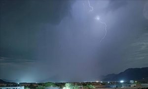 شبوة: سيول متوسطة تجتاح أودية بيحان وعسيلان وسط تحذيرات من استمرار المنخفض الجوي