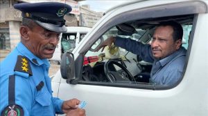 شرطة السير بعدن تنفذ حملة لضبط السيارات المخالفة وتؤكد استمرار الإجراءات القانونية