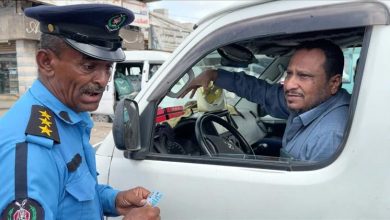 شرطة السير بعدن تنفذ حملة لضبط السيارات المخالفة وتؤكد استمرار الإجراءات القانونية