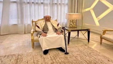 صحافي: غياب العليمي وظهور هادي في الرياض رسائل سياسية ثقيلة تعكس إعادة ترتيب المشهد اليمني