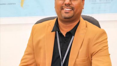 صحافي ينتقد تفاوت أسعار الأسماك في عدن رغم التسعيرة الرسمية ويدعو للرقابة