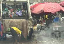 صندوق نظافة لحج يباشر ميدانياً برفع مخلفات الأمطار من شوارع الحوطة وتبن